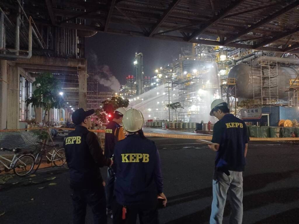 高雄市環保局16日透過AI雲端監控系統針對林園工業區進行監控，發現中油林園廠冒出濃濃黑煙，經查為該廠火警致產生明顯粒狀污染物，將可依法裁處新台幣10萬至500萬元罰鍰。此外，空污小組也在事故點周界外進行檢測，目前數值尚無異狀，將持續留意空氣品質。 圖：高雄市環保局提供
