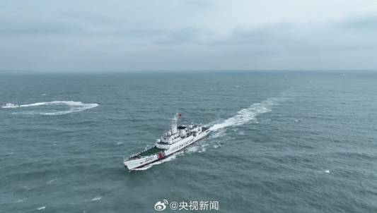 中國福建海警派艦艇，宣稱到金門附近海域「執法巡查」。 圖/翻攝自央視微博