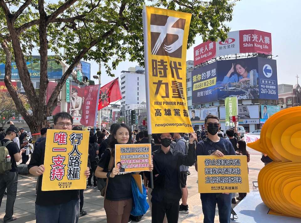 「行人零死亡推動聯盟」今（17）天在全國 7 縣市發起同步快閃活動，以徒步繞行的方式表達抗議 圖：時代力量提供