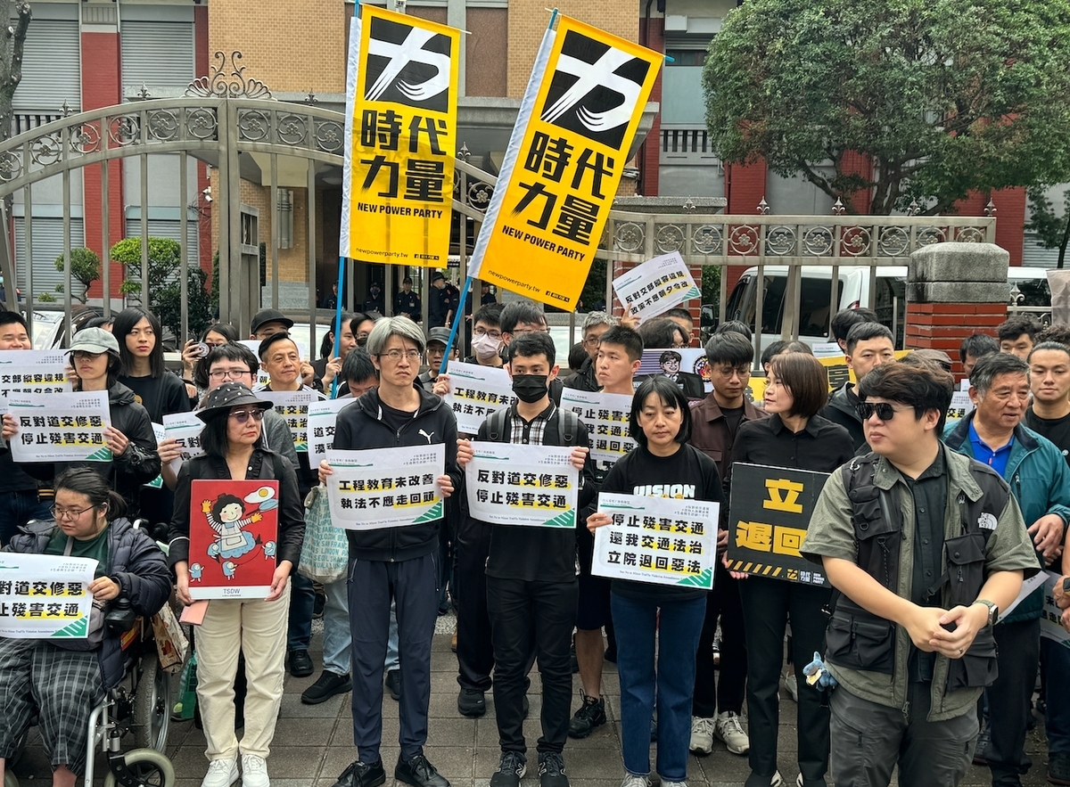 時代力量今（17）天參與快閃活動，主席王婉諭也出席喊出訴求，直指所謂的「輕微違規」，正是導致台灣交通環境惡劣的原因。 圖：時代力量提供