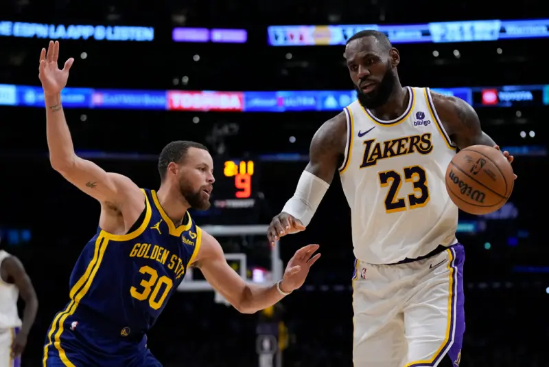 勇士主將Stephen Curry此役復出，攻下全隊最高的31分，湖人「詹皇」LeBron James這一場攻下兩隊之冠的40分，勇士隊終場以128:121擊敗湖人，贏得重要的一場勝利。 圖：達志影像／美聯社