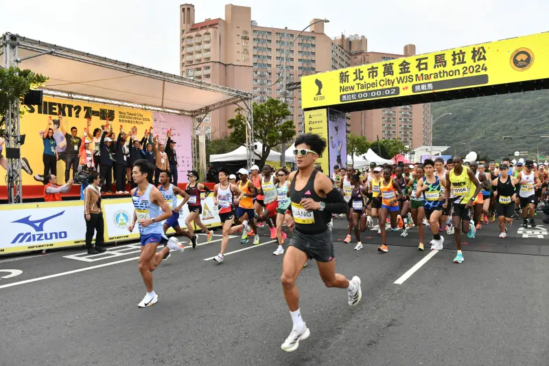 新北萬金石馬拉松圓滿落幕，周庭印、謝千鶴攜手拿下國內組冠軍。 圖：新北萬金石馬拉松大會提供