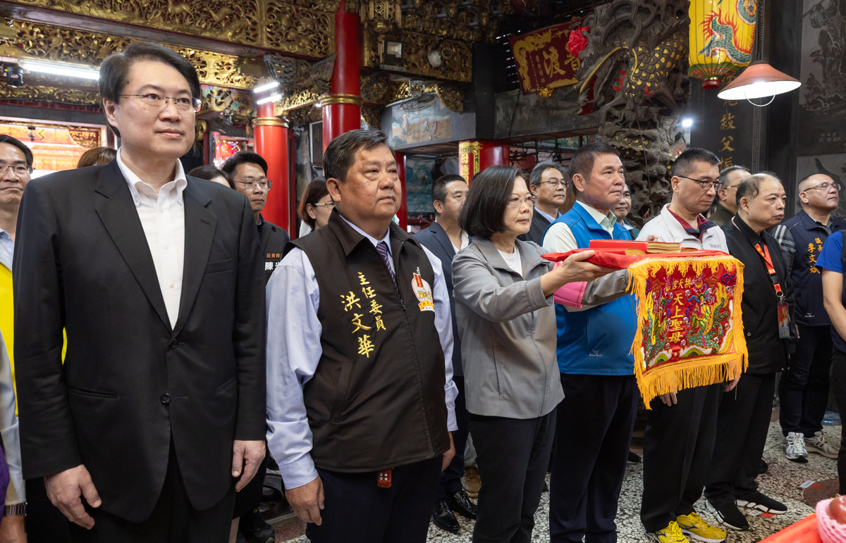 總統蔡英文到苗栗拱天宮參香。 圖：總統府/提供