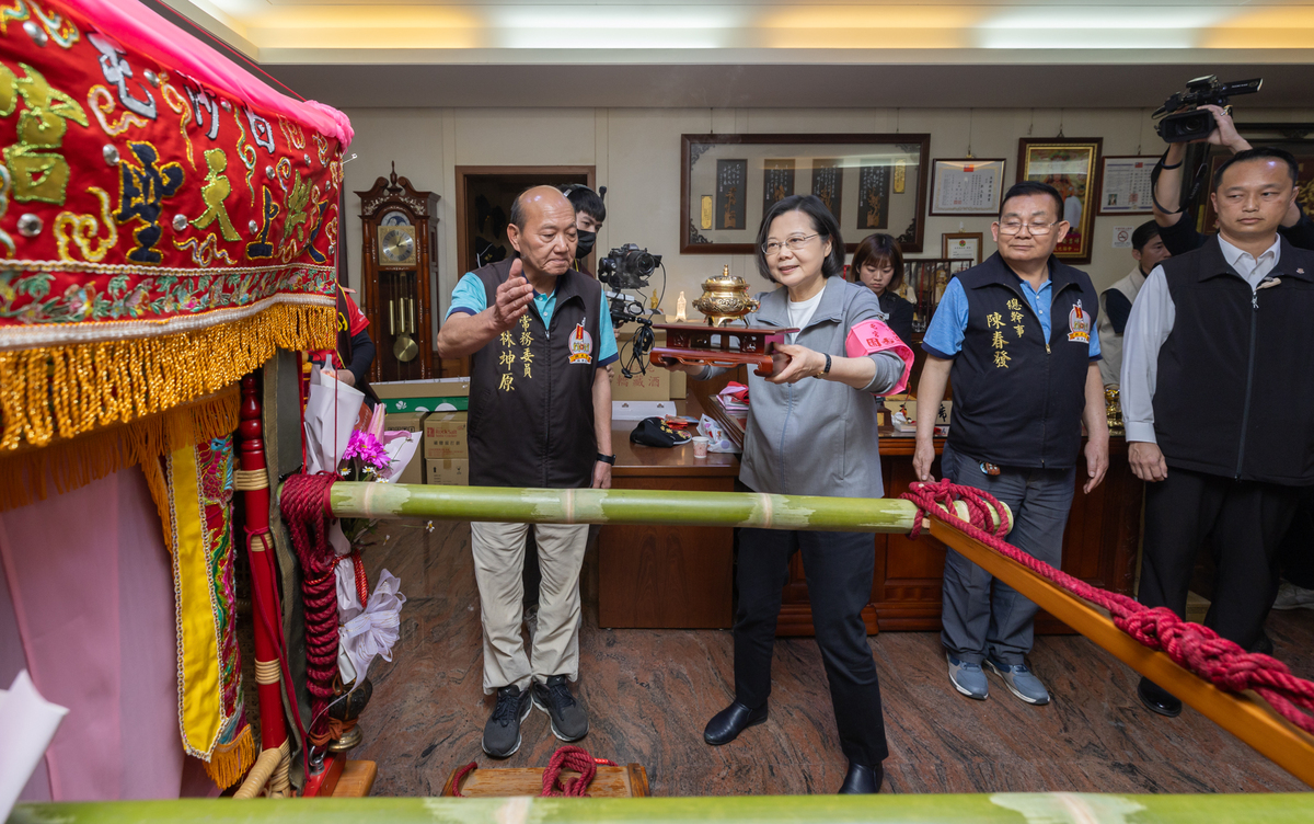 拱天宮媽祖進香活動18日凌晨出發，總統蔡英文捧持「淨香爐」為媽祖神轎進行「淨轎儀式」。 圖：總統府/提供