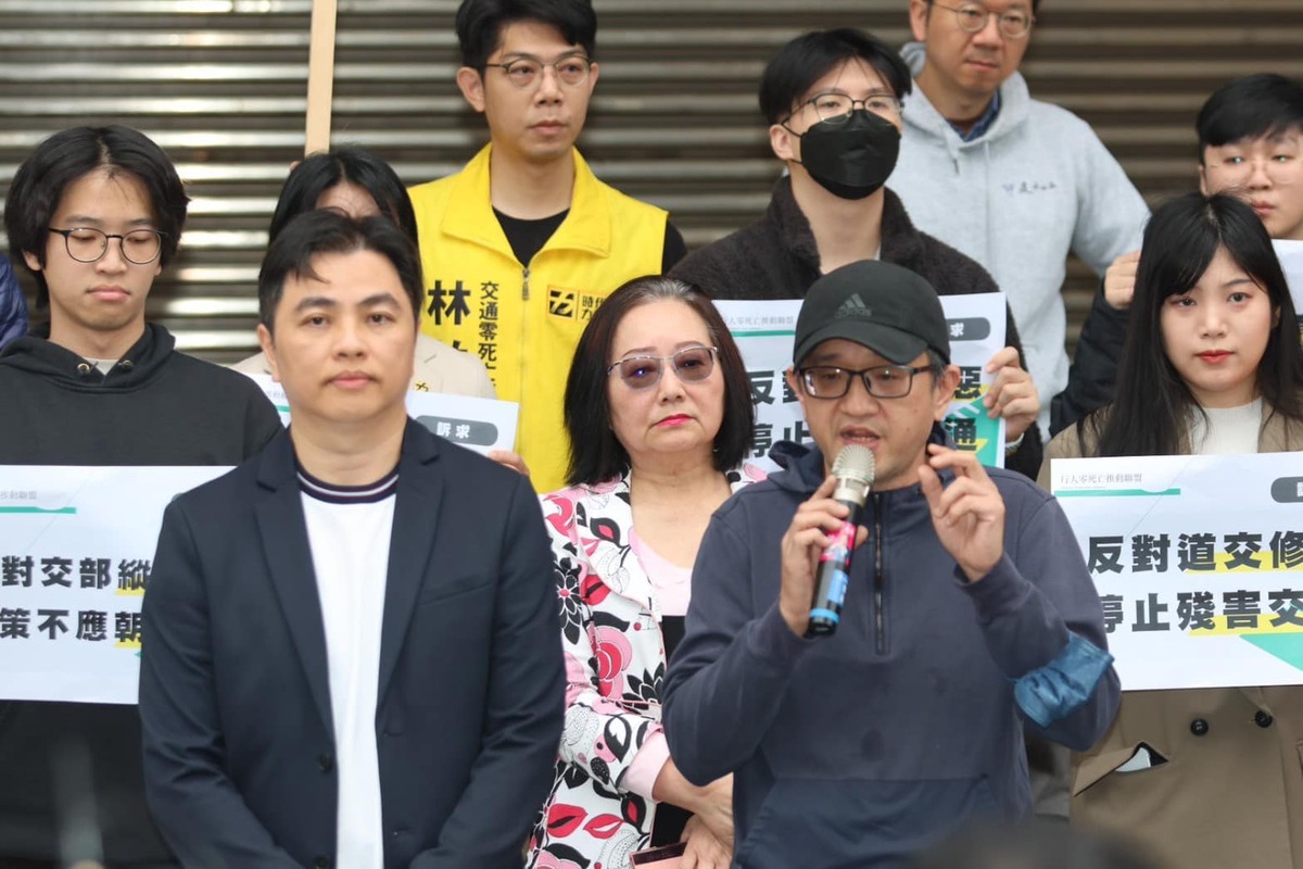 昨日以行人零死亡推動聯盟為首，號召近百人，在全國七縣市發起快閃抗議，提出5大訴求，要求立院退回草案。 圖；取自行人零死亡推動聯盟 TVZA臉書
