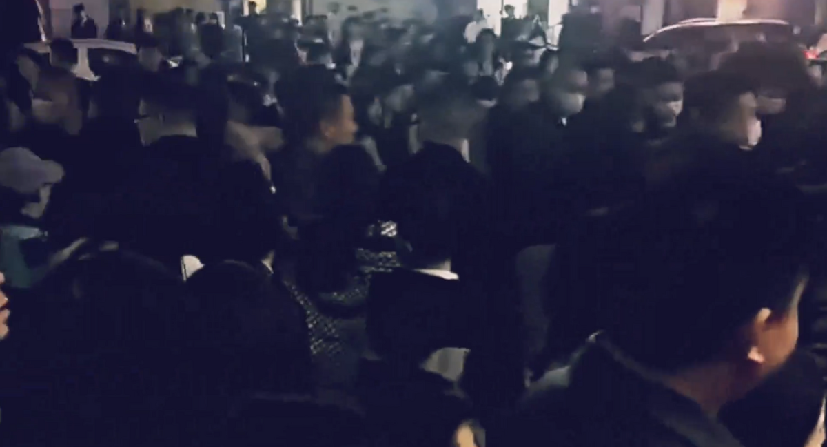 中國山西的城鎮中學，近期接連發生學生死亡事件，引起數百家長集會抗議。 圖：翻攝自 X（前推特）帳號《昨天》