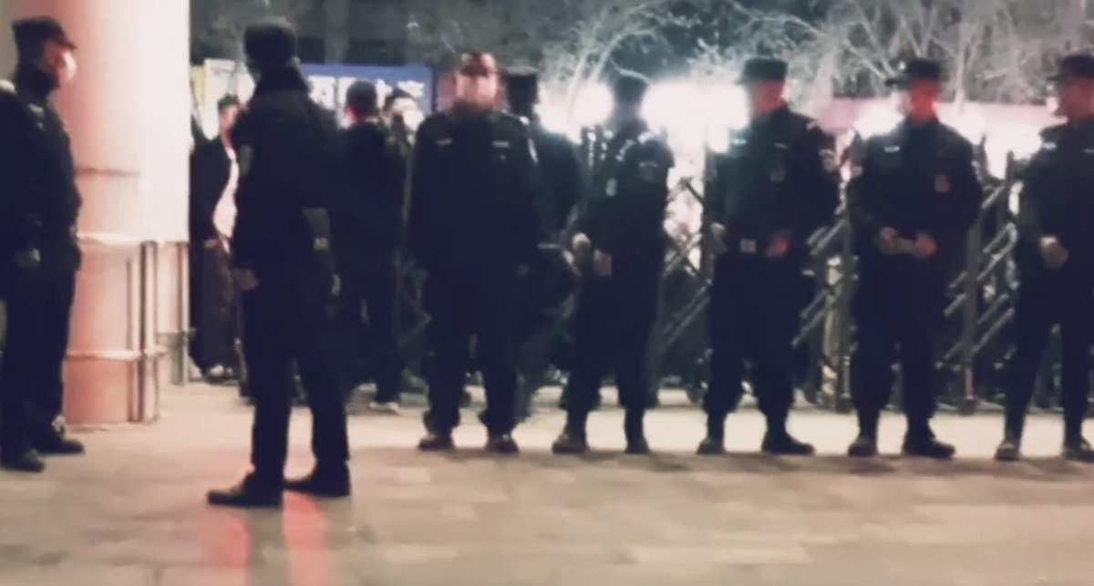 數位警衛駐守在城鎮中學門口。 圖：翻攝自 X（前推特）帳號《昨天》