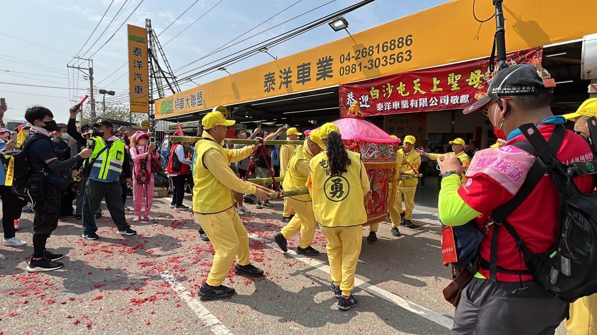白沙屯媽祖10時24紛停駕在車行。 圖：取自白沙屯拱天宮臉書