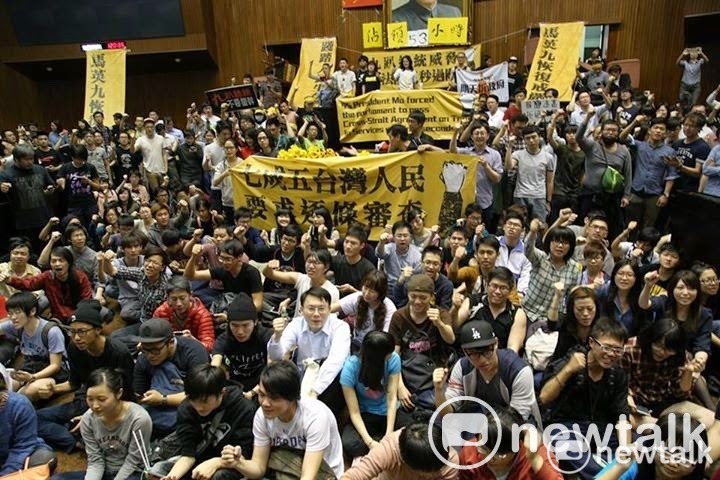 太陽花學運10周年，當年年輕人勇於站出來，造就台灣走向世界、與香港大不同的路線。 圖：資料照