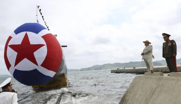 2022年9月，北韓「金君玉英雄號」潛艦下水，金正恩(右側白衣者)到場觀禮。 圖 : 翻攝朝中社(資料照片)