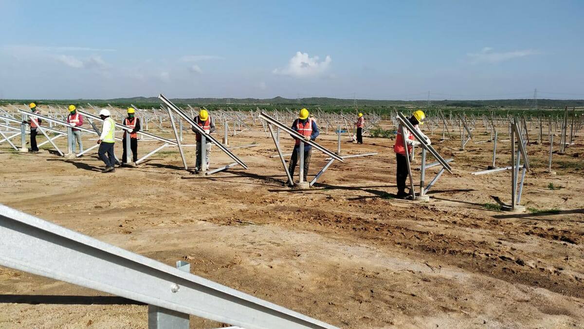 阿達尼集團業務龐大。圖為2020年太陽能發電廠工程。 圖 : 翻攝自adani臉書帳號