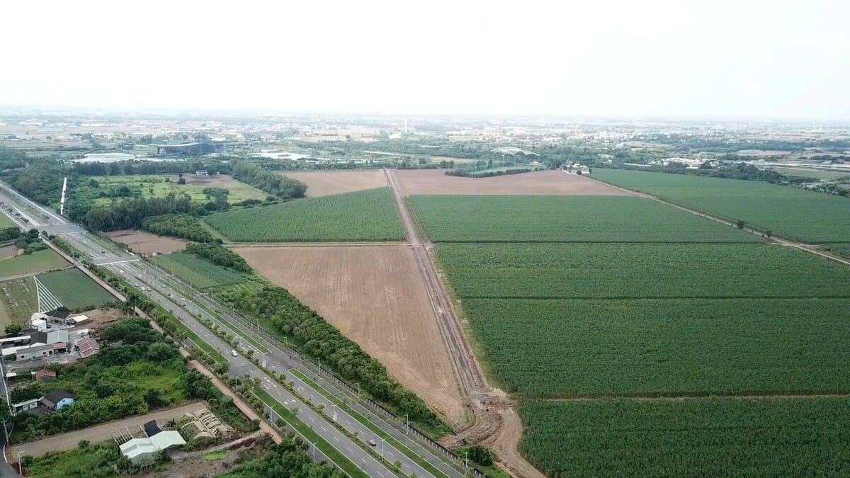 台積電成為嘉義科學園區第一家的建廠廠商，其規劃面積約12公頃，預計115年底完工，創造3000個就業機會。 圖：嘉義縣府提供