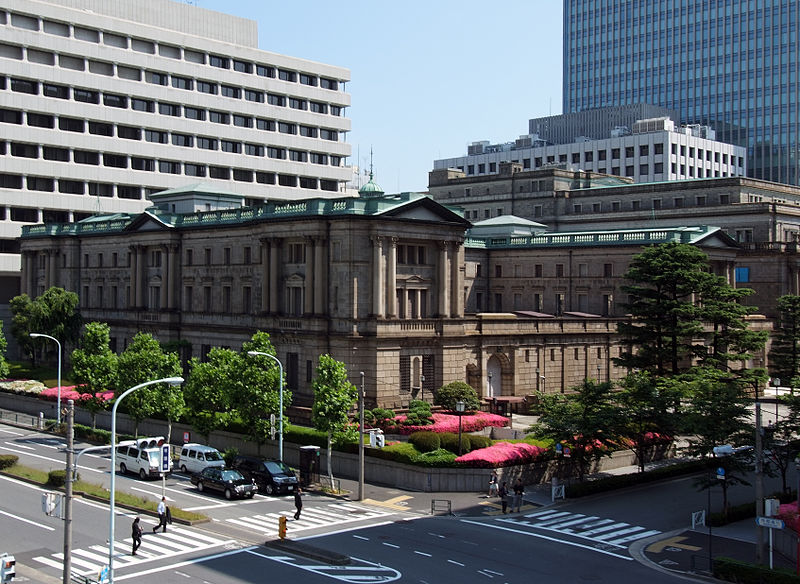 日本中央銀行將於 18 、 19 日的會議結束後宣布調整負利率政策，成為最後一個結束負利率的國家。然而卻有經濟分析師擔憂，日本加息會引發日本投資者將海外資金大量轉回國內。圖為日本中央銀行。 圖：翻攝自 維基百科