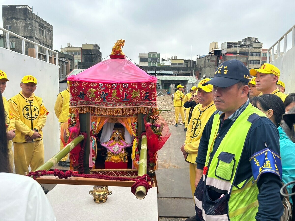 今日上午8點左右，１白沙屯媽祖特地轉進去年年底剛動工重建的苑裡鎮公有零售市場，讓苑裡鎮長劉育育淚謝媽祖，直呼「太神奇了，白沙屯媽祖來為市場祈福了！」 圖：取自苑裡鎮長劉育育臉書