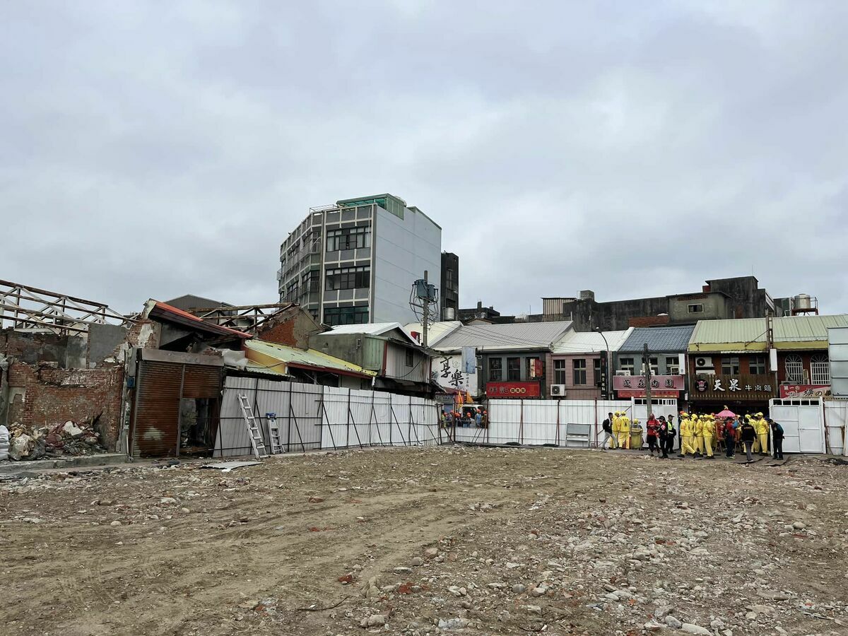 苑裡鎮公有零售市場5年前慘遭祝融肆虐，燒毀大面積的建築主體，重建工程一波三折，延宕多時，直到去年12月才正式舉行動土儀式。 圖：取自白沙屯拱天宮臉書