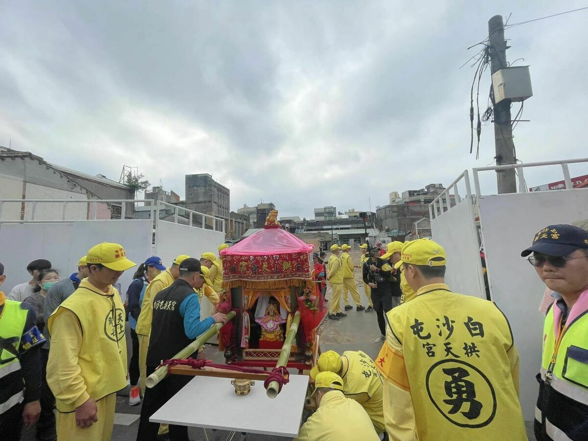 白沙屯媽祖經過苑裡鎮公有市場時突然停住，工地人員便將門打開，接著就鑾轎進去繞行和踩點，並短暫停駕。 圖：取自白沙屯拱天宮臉書