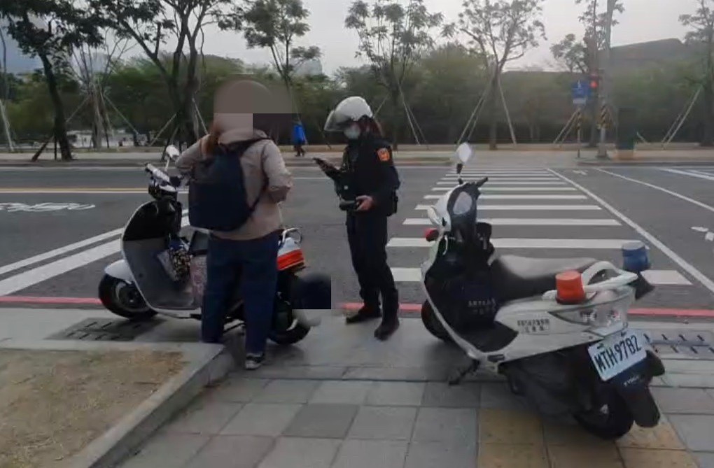 (1)日交通部公路局表示，為了方便民眾申請，汽車駕駛人於1年內記違規點數達6點者，申請自費參加道路交通安全講習，即日起可線上預約。（違規示意圖） 圖：高雄市警局交通警察大隊／提供