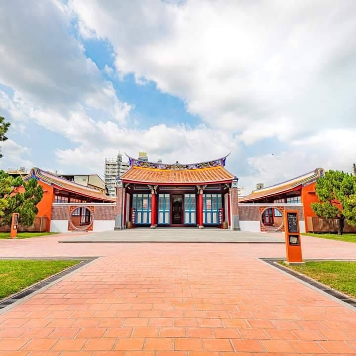 屏東書院園區近日整修完工後，環境生態非常優美，近日發現有民眾餵食禽鳥及野生動物，屏東縣府今(18)日宣布，為了維護公共環境及生態平衡，禁止在園區內餵食野生動物，違者最高可罰新台幣6000元，並可按次處罰。 圖：屏東書院園區臉書