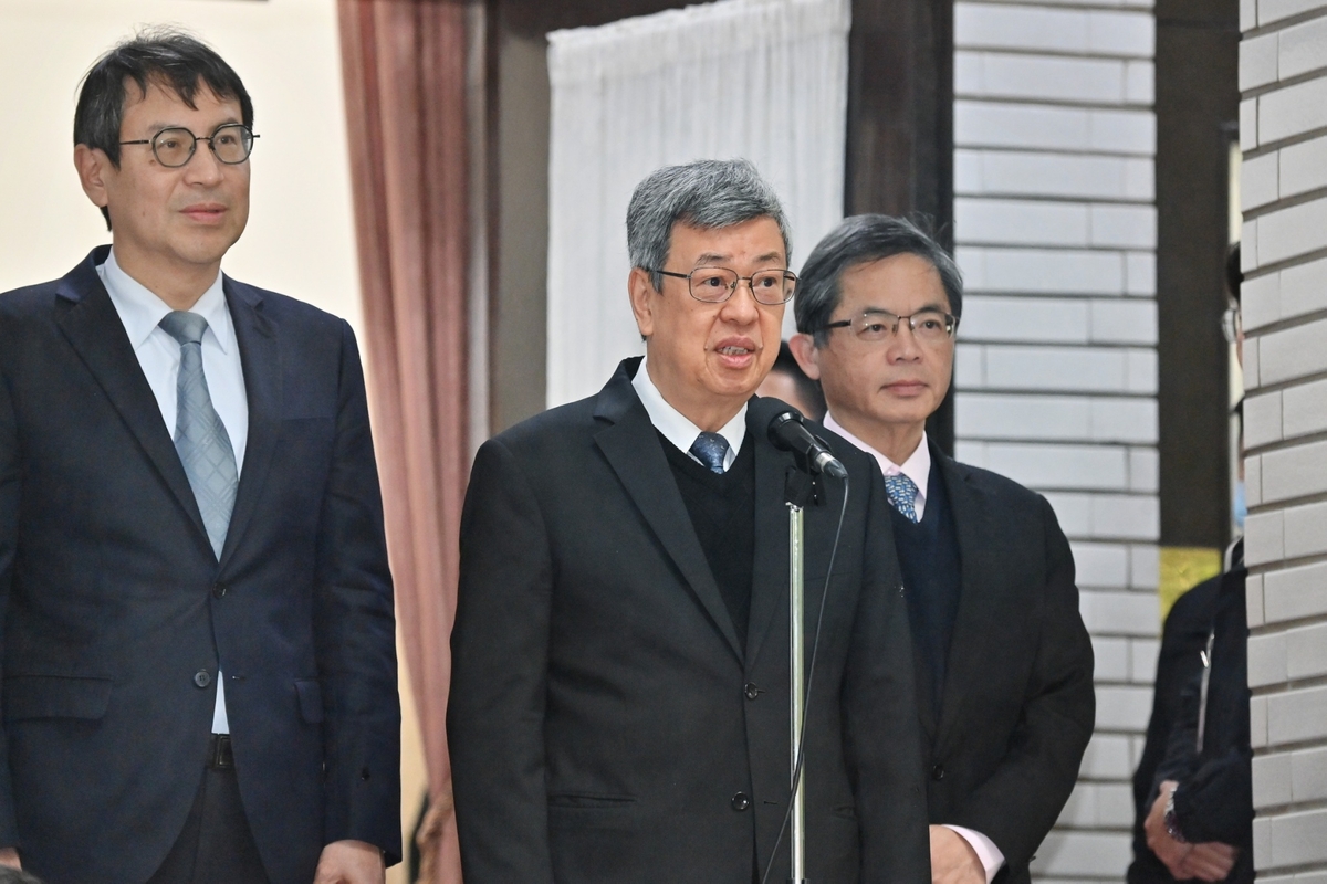 行政院長陳建仁19日前往立院備詢 圖：行政院提供