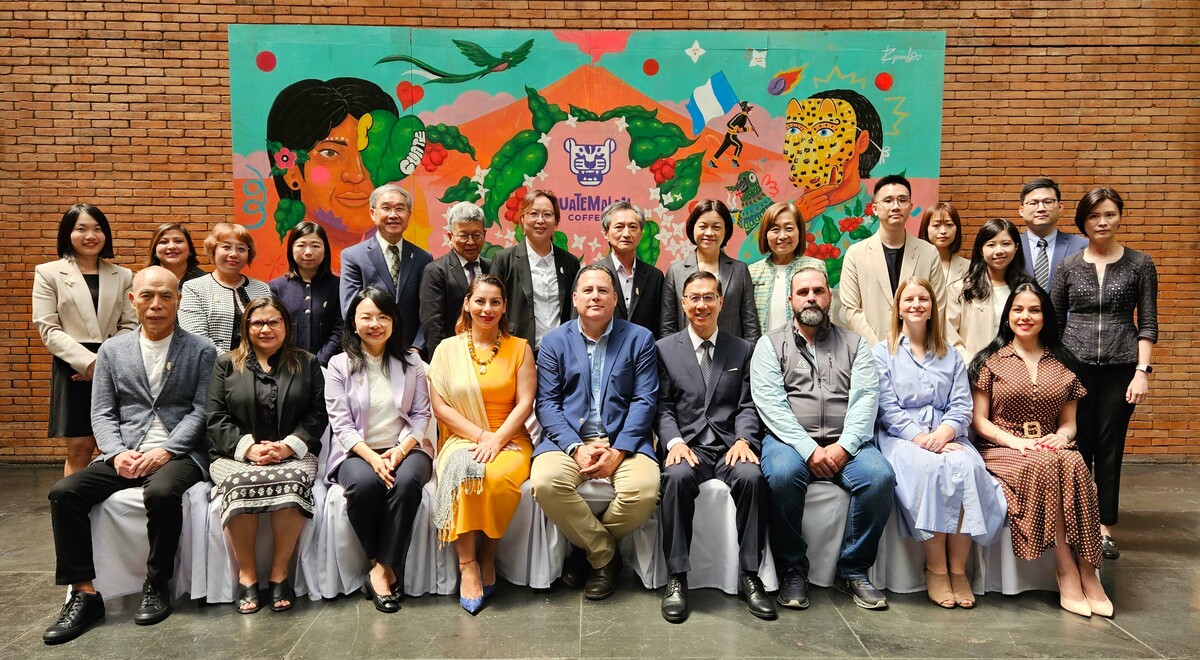 9家台灣咖啡進口商訪問瓜地馬拉，受到當地國家咖啡協會總裁（前排中）歡迎，前排左四為我中美洲經貿辦事處主任徐韶慧。 圖：翻攝自Anacafé Guatemala臉書