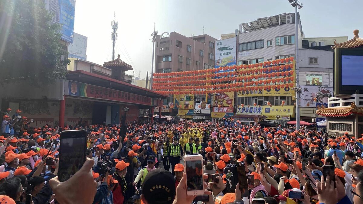 在昨(18)日下午15時左右，白沙屯媽祖抵達大甲鎮瀾宮，在一片歡呼聲中，衝進鎮瀾宮廣場。 圖：取自白沙屯拱天宮臉書直播
