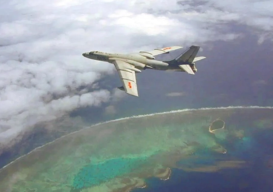 解放軍轟-6K 轟炸機在最新一次飛行訓練中，在巴士海峽遇到外國軍機做出「亮肚皮」的動作。 圖 : 翻攝自騰訊網