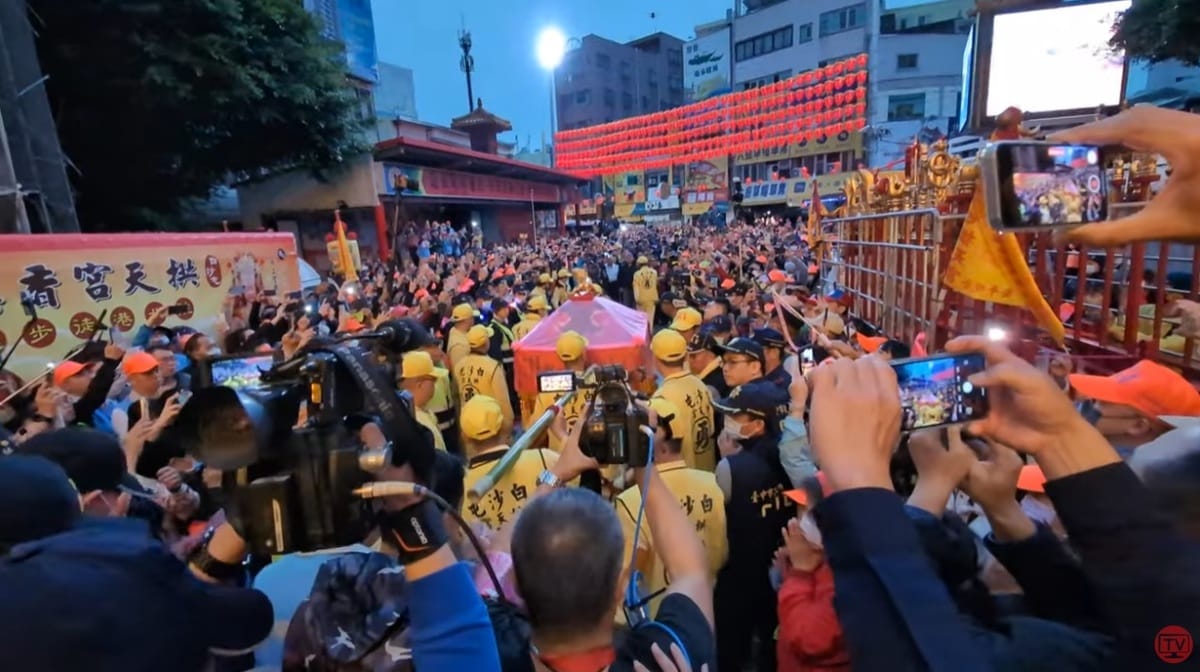 苗栗縣通霄鎮白沙屯拱天宮媽祖徒步南下進香活動即將登場，今年報名人數突破30萬人。(資料照) 圖：取自白沙屯拱天宮直播