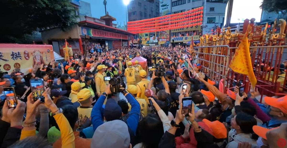 今(19)日清晨6時白沙屯媽祖起駕離開鎮瀾宮。 圖：取自白沙屯拱天宮直播