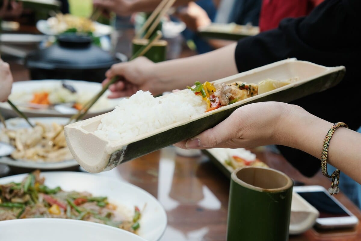 自製竹食器用餐。 圖：桂竹協會／提供