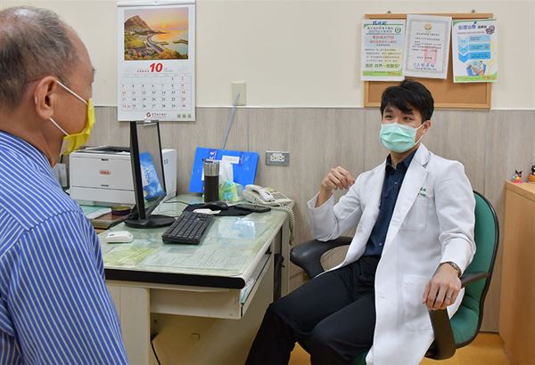 國健署自97年起，辦理「癌症診療品質認證」。目前全台共有67家醫院通過「癌症診療品質認證」，已有8成5以上的癌症病患，通過認證的醫院接受治療，成為癌友值得信賴的抗癌靠山。 圖：衛生福利部台中醫院／提供