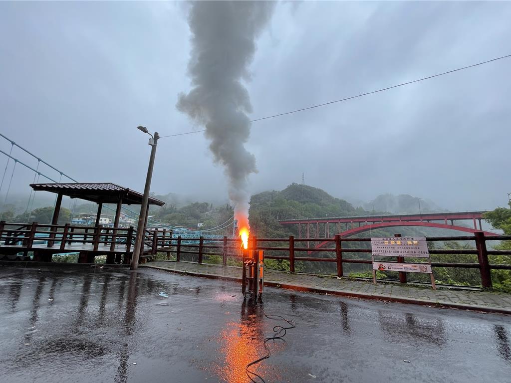 水利署北區水資源分署於今(19)日在石門及寶二水庫集水區，進行第4波春雨人工增雨，預計能增加降雨機率10％。 圖：水利署北區水資源分署／提供