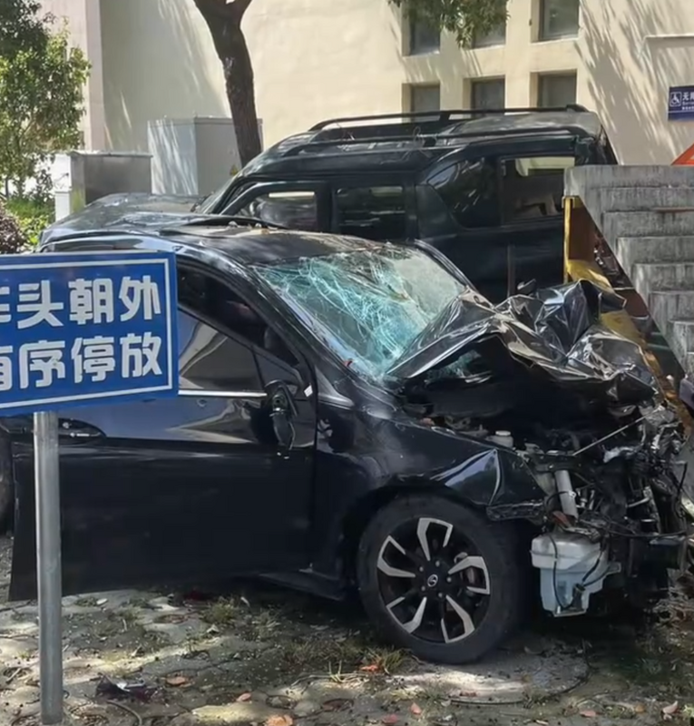 浙江台州職業技術學院校區內，發生了 1 起車輛衝撞行人的事件。有近 10名學生受傷。 圖：翻攝自極目新聞