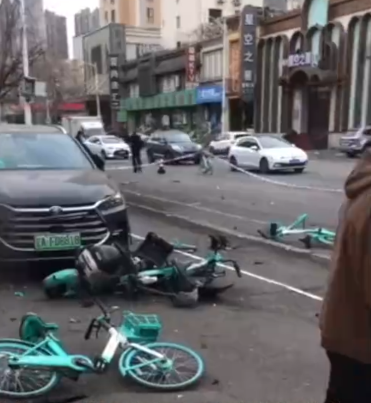 遼寧省沈陽市鐵西區凌空二街附近發生事故，1 輛黑色轎車衝入對向人行道，現場造成 1 死 4 傷。 圖：翻攝自界面新聞