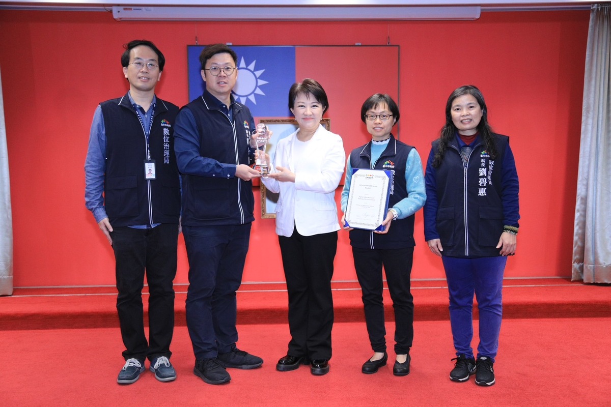 數位治理局長林谷隆率台中通團隊獻獎並與市長盧秀燕合影。 圖：台中市政府/提供