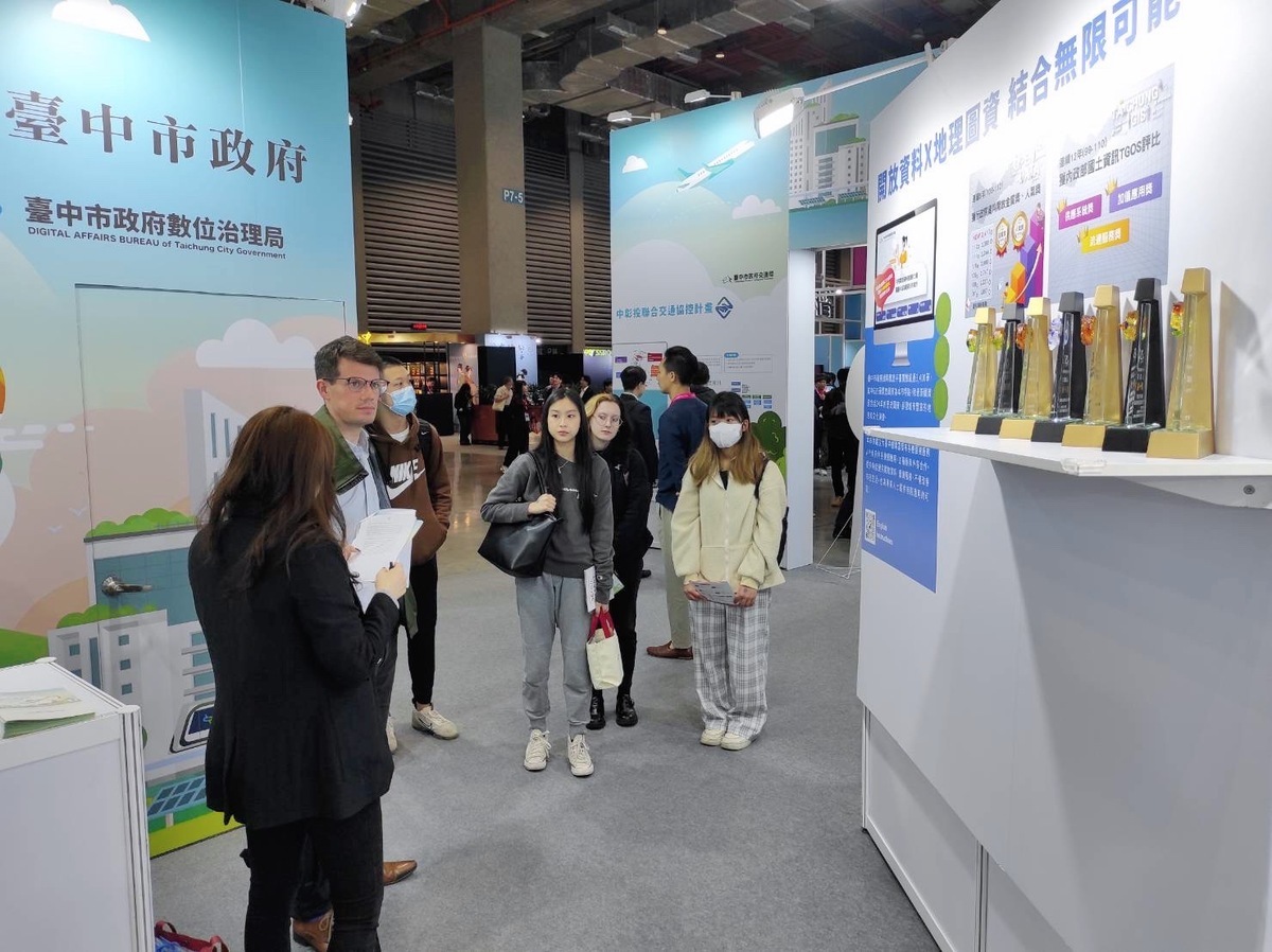 國際參訪團體參觀2024智慧城市展台中展區。 圖：台中市政府/提供
