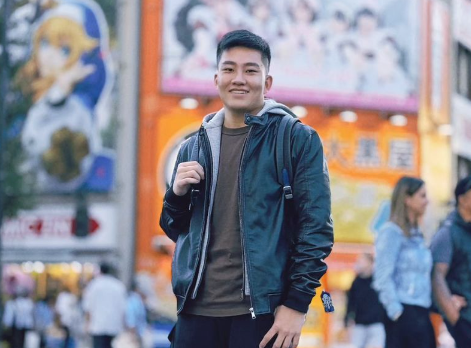Joeman分享了一天的行程「先拍攝對決，轉點的過程中會跟同事討論剪輯進度，在車上雕片。通告結束後會運動，吃完飯和乳清蛋白後，睡前會看一下書」。 圖：翻攝自Joeman IG