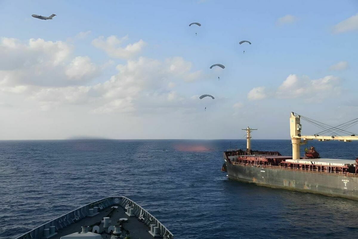 印度空軍利用 C-17 運輸機空投印度海軍陸戰隊突擊隊員，試圖制伏劫持魯恩號的海盜。 圖：翻攝自 @Aurora107E X 帳號