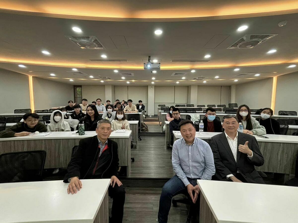 前民進黨立委趙天麟卸任後回世新大學行管系任教，邀警政署公關室許頌嘉主任與中油公司公關處陳意楸副處長分享政府機關公關法門。 圖：翻攝「臉書」趙天麟粉絲專頁