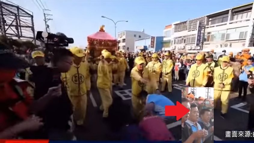 宗教盛事白沙屯媽祖遶境，國民黨立委顏寬恒19日在台中跪迎，但媽祖鑾轎只略搖晃後就讓信徒鑽轎腳，顏寬恒搶排第一位（箭頭處）。 圖：翻攝自YouTube／新頭殼製