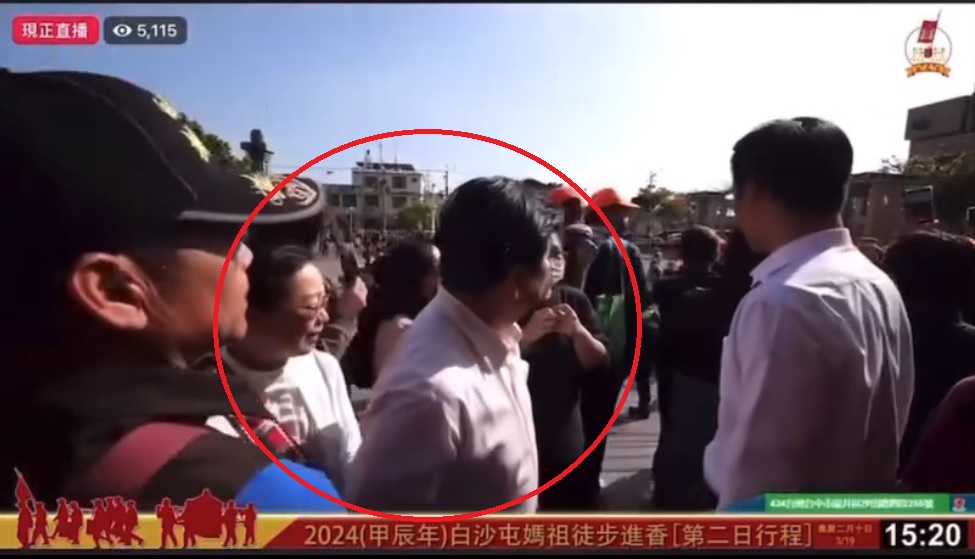傅崐萁夫婦（紅圈處）原本等在白沙屯媽祖往常會駐駕休息的龍井區公所前，準備迎駕，但媽祖鑾轎並未停留，只留下錯愕的傅氏夫婦。 圖：翻攝自臉書／白沙屯拱天宮直播