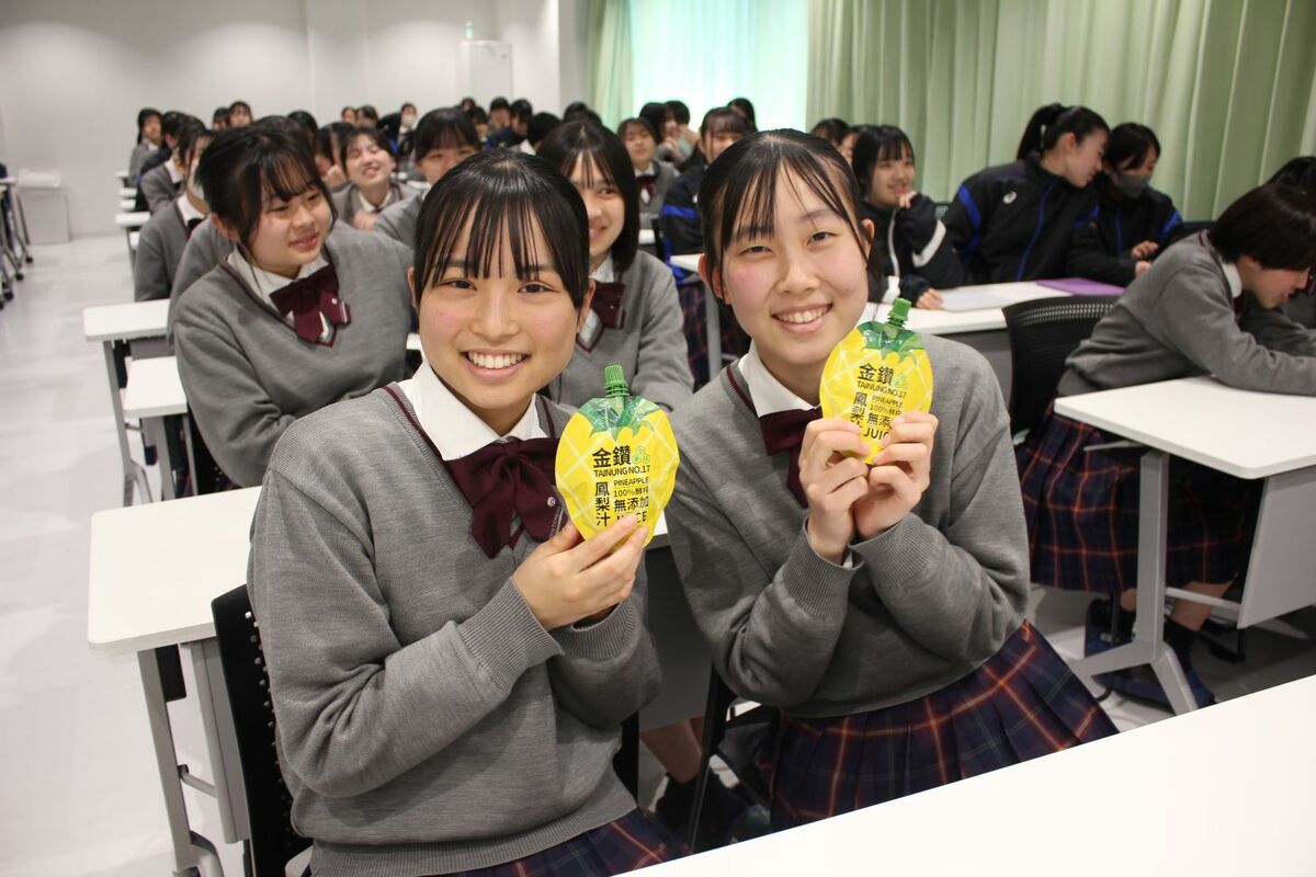 橘高校學生感謝高市府送去好喝的金鑽鳳梨汁。 圖：高雄市行國處/提供