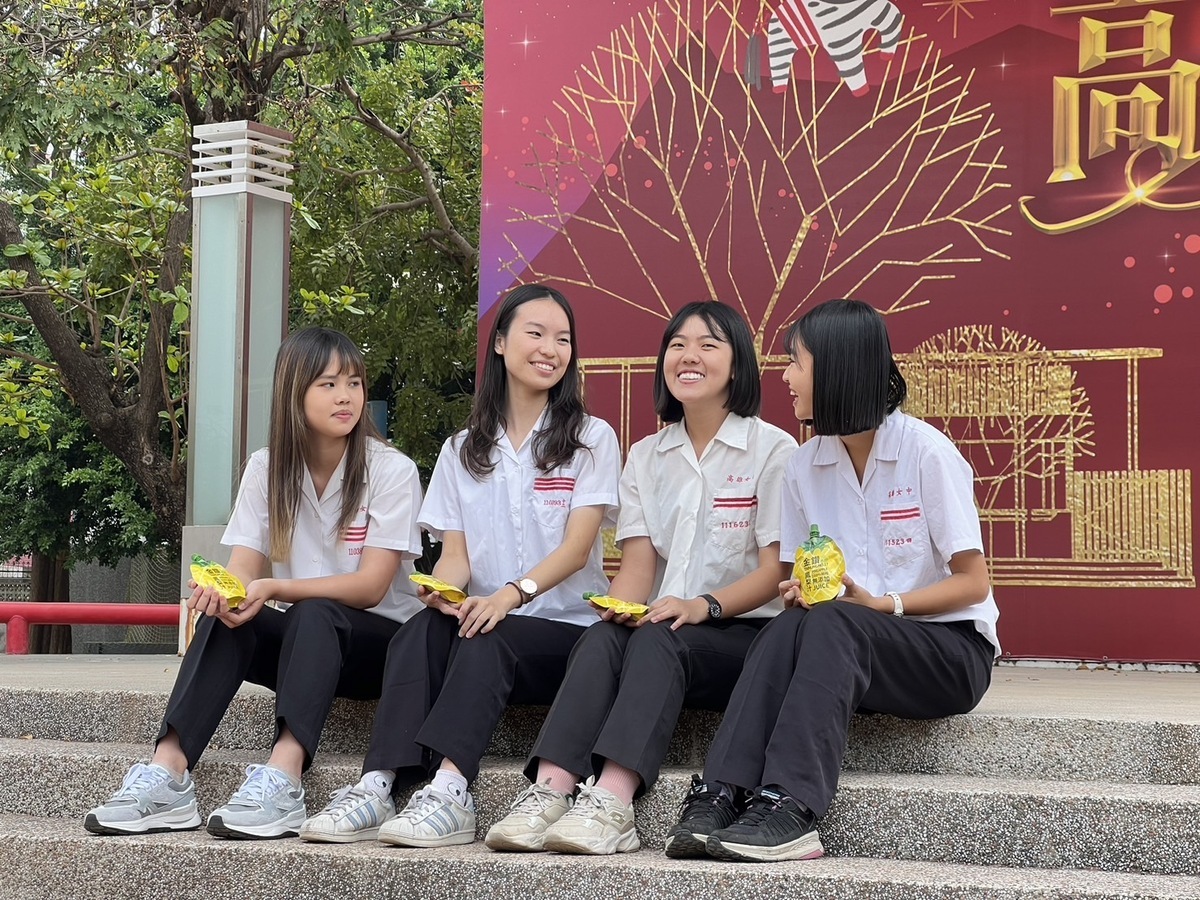 雄女學生錄製友好影片邀橘高校再來訪。 圖：高雄市行國處/提供