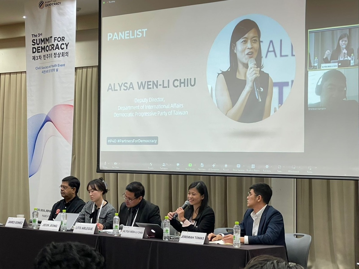 民進黨國際部副主任邱雯莉昨(19)日受邀赴韓國首爾參加第三屆民主峰會公民團體及青年論壇活動，於「亞洲政黨與公民社會共創跨世代團結推進民主發展」論壇擔任與談人分享台灣的民主經驗。 圖：民進黨提供