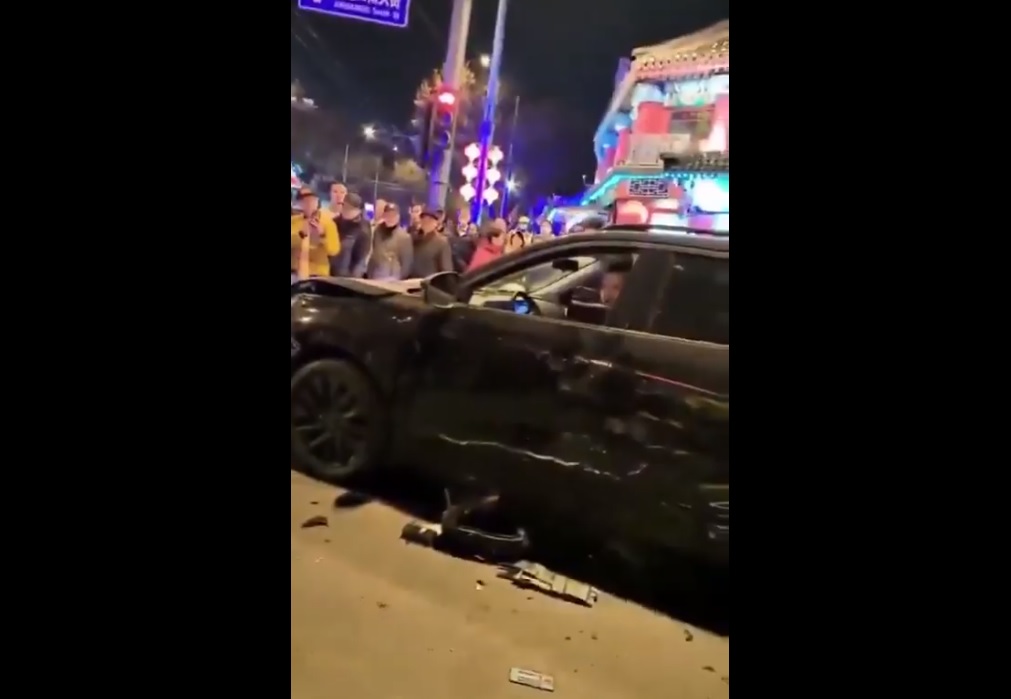 北京車禍事件發生後，肇事駕駛坐在車內，指著圍觀的群眾叫罵，態度十分囂張。 圖：擷取自 @xinwendiaocha 分享影片
