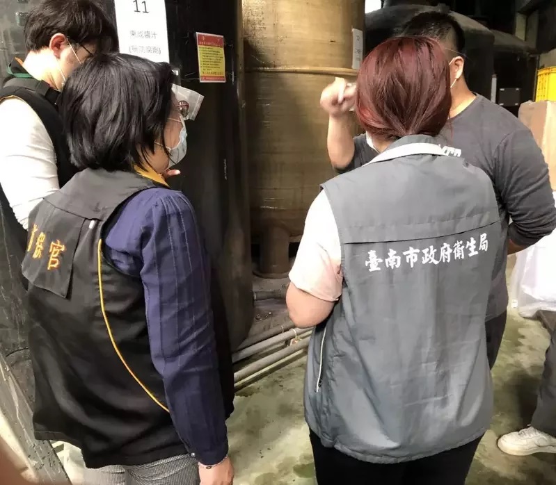 台南衛生局指示，業者自稱購買其他大廠的基底醬汁，因原料批次及產品眾多，目前仍在釐清中，後續將針對疑似產品，進行抽樣檢驗，並確認業者宣稱釀造醬油，是否符合規定，若涉及標示不實或攙偽假冒部分，將依法處辦。 圖：台南市衛生局／提供