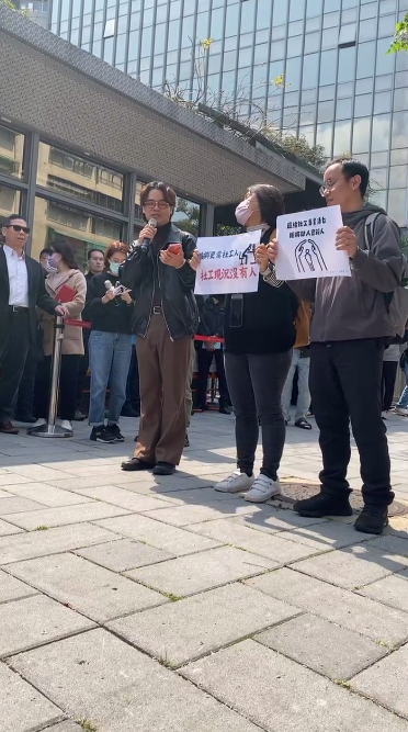 今日台北市社工職業工會與桃園、台中、花蓮、高雄等5大工會集結上百人至衛福部昆陽大樓前陳情抗議。 圖：翻攝自臺北市社會工作人員職業工會