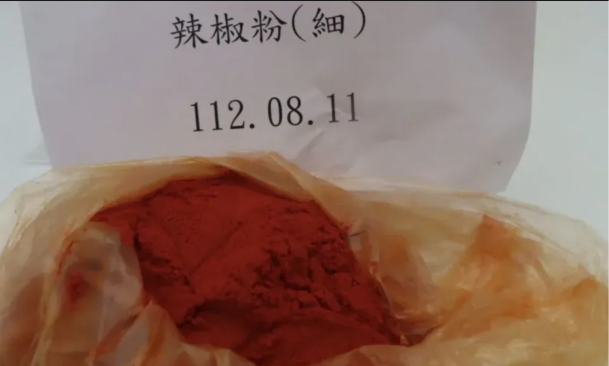 蘇丹紅辣椒粉最新情形，食藥署今(20)日表示，目前累計回收共24批，共下架及封存辣椒粉及其產品53,7238.2公斤，先前規劃完成全數回收批號抽驗。食藥署表示，目前中央與地方進度都未落後，但民眾若買到顏色太鮮紅食品，可向地方主管機關檢舉。 圖：食藥署／提供