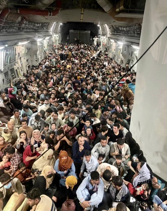 美軍在 2021 年 8 月慌亂撤離阿富汗。 19 日眾議院召開撤離阿富汗的聽證會，監督撤離的前美軍將領指出，拜登政府撤離計畫不充分，美國國務院命令不及時，才造成這些遺憾。圖為當年美軍運輸機載滿撤離民眾。 圖：翻攝自 @Jojo99275148 X 帳號