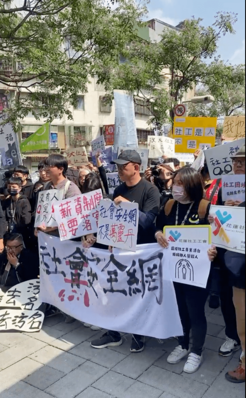 一歲男童剴剴遭虐死案件，出養童相關制度遭外界質疑並要求改進。社工專業也遭大眾質疑，衛福部今宣布3項出養制精進措施，表示中央地方與民間攜手合作，落實3項精進措施，避免再發生悲劇。 圖：擷自臺北市社會工作人員職業工會臉書直播