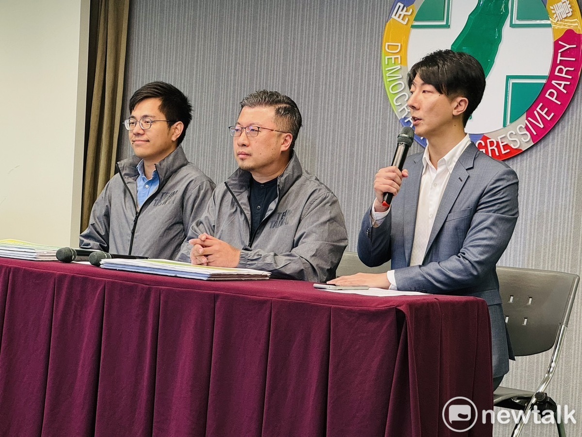 民進黨今(20)日由黨發言人吳崢、組織部主任張志豪、青年部主任阮俊達召開「創黨黨員照顧暨青年黨工獎學辦法公布」記者會。 圖：謝莉慧/攝